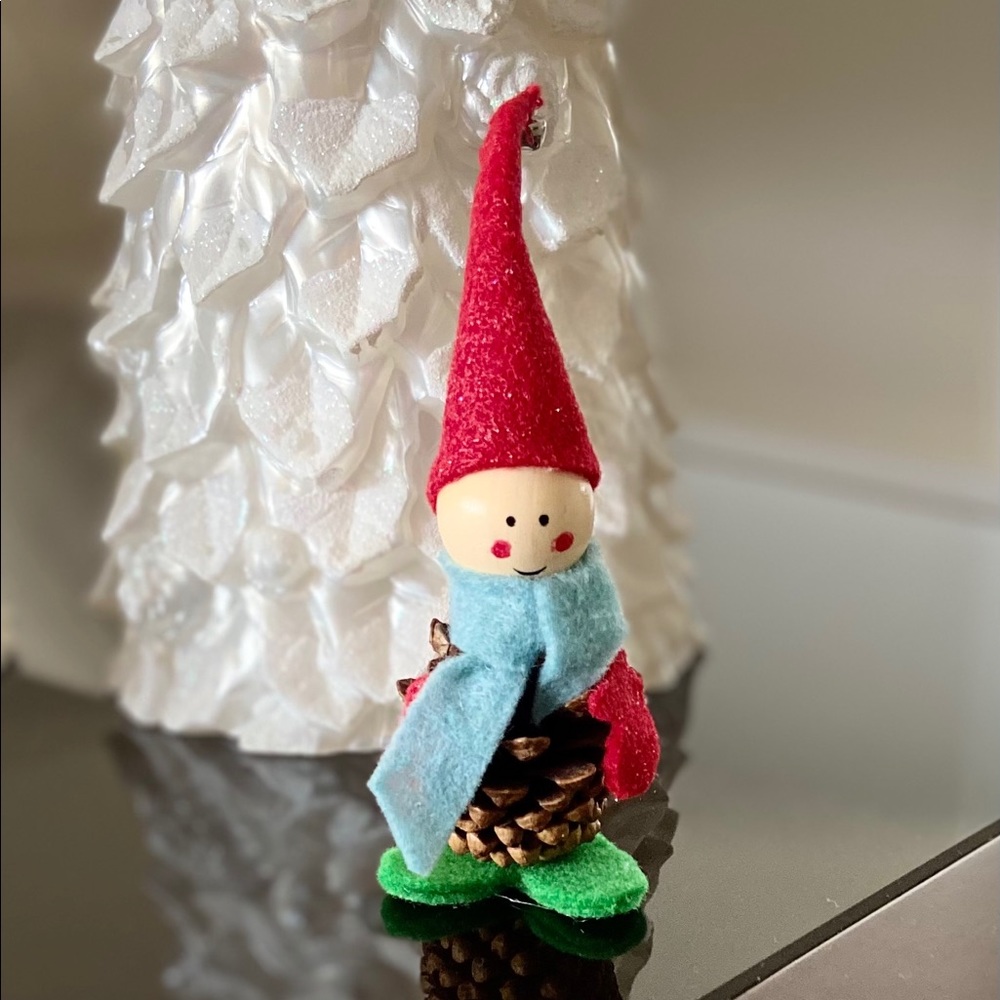 - ✨Handmade-🎄Festive pinecone elves!!! 🎄✨
